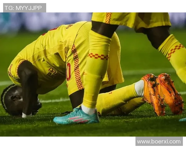 利物浦大胜本菲卡六比二争议判罚引发全场热议 利物浦大胜本菲卡六比二争议判罚引发全场热议